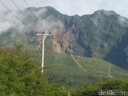Melihat Dekat Air Menggelontor di Tebing Galunggung yang Bikin Heboh