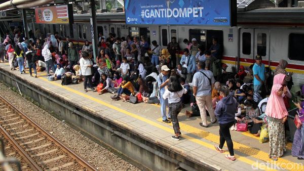 KRL Ngadat, Penumpang Numpuk di Stasiun Tanah Abang