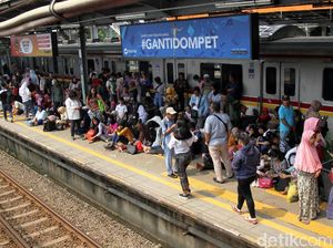 KRL Ngadat, Penumpang Numpuk di Stasiun Tanah Abang