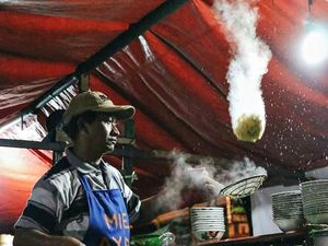 Aksi Lempar Mie 2 Meter Bikin Kedai Mie Ayam Cak Uji Ini Ramai