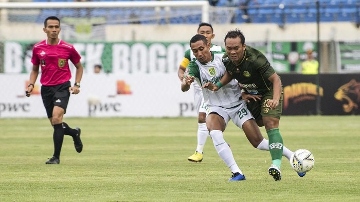 Pesepakbola Persebaya Surabaya Mokhamad Syaifuddin (kedua kanan) berebut bola dengan pesepakbola Tira Persikabo Wawan Febrianto (kanan) saat pertandingan Grup A Piala Presiden di Stadion Si Jalak Harupat, Kabupaten Bandung, Jawa Barat, Selasa (12/3/2019). ANTARA FOTO/M Agung Rajasa/ama.