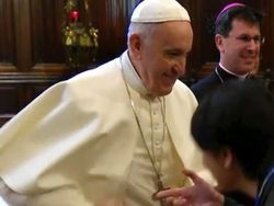 Paus Fransiskus Menarik Tangan karena Takut Cincinnya Menyebarkan Kuman
