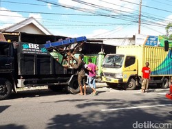 Truk Boks Tabrak Warung Bakso dan 5 Motor di Bojonegoro, 4 Orang Luka