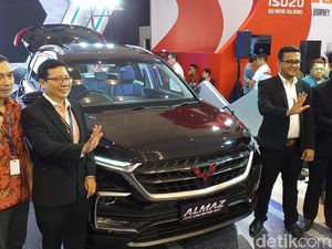 Wuling Almaz Sapa Warga Surabaya