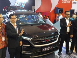 Wuling Almaz Sapa Warga Surabaya