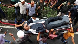 Detik-detik Menegangkan Evakuasi Korban Kebakaran Gedung di Bangladesh