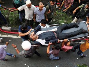 Detik-detik Menegangkan Evakuasi Korban Kebakaran Gedung di Bangladesh