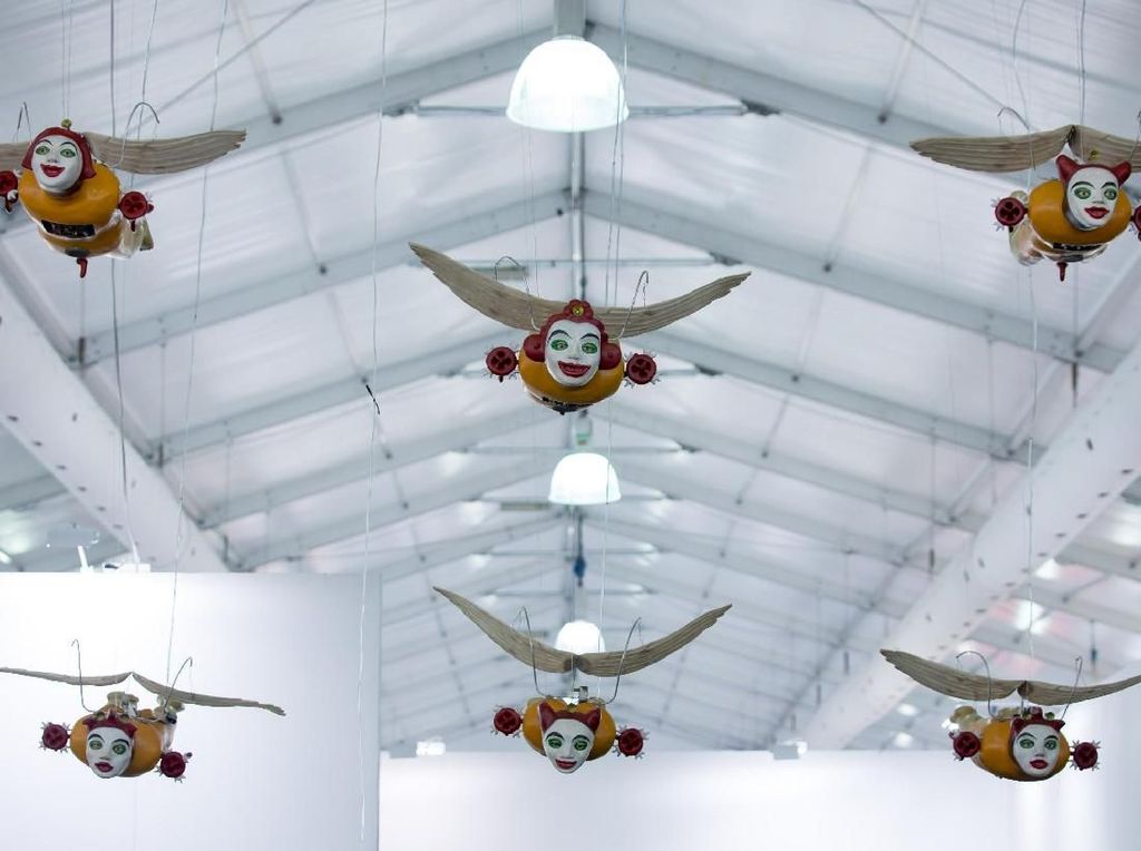 Patung Malaikat Kecil Heri Dono Melayang di Langit-langit Art Central Hong Kong Patung Malaikat Kecil Heri Dono Melayang di Langit-langit Art Central Hong Kong