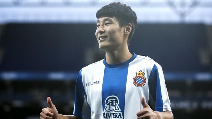Wu Lei, pemain Espanyol yang dijuluki Maradona asal China, akan menghadapi penyerang Barcelona Lionel Messi di Derby Catalan akhir pekan ini. (Foto: Pau Barrena/AFP)