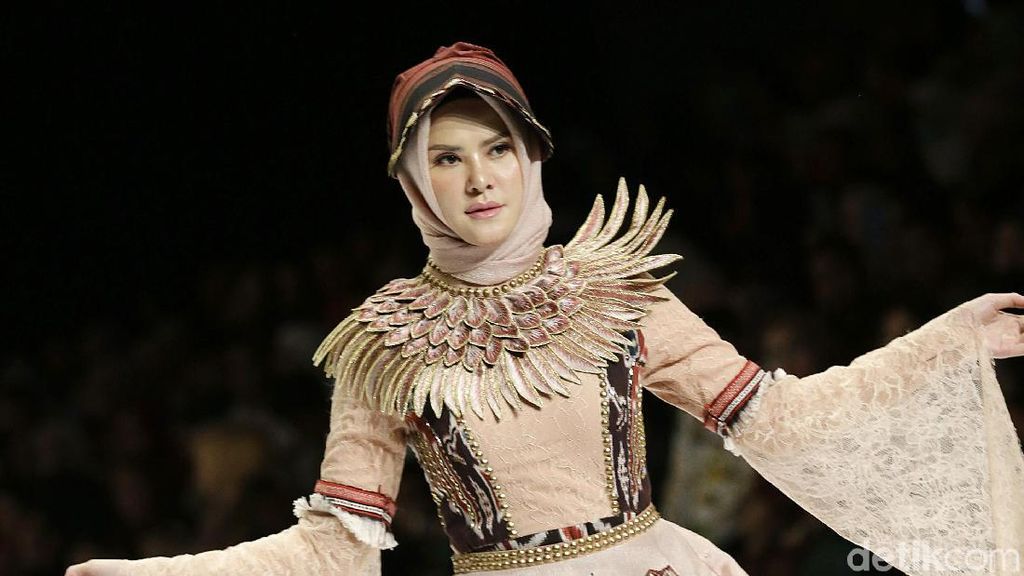 Vicky Prasetyo Tunangan, Angel Lelga Asyik Jadi Model di IFW Vicky Prasetyo Tunangan, Angel Lelga Asyik Jadi Model di IFW