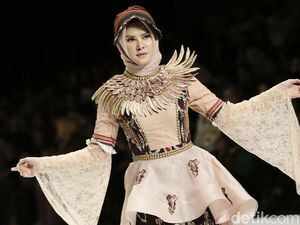 Vicky Prasetyo Tunangan, Angel Lelga Asyik Jadi Model di IFW Vicky Prasetyo Tunangan, Angel Lelga Asyik Jadi Model di IFW