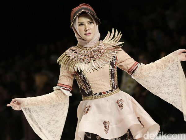 Vicky Prasetyo Tunangan, Angel Lelga Asyik Jadi Model di IFW