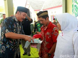 Senangnya Puluhan Pasangan Uzur di Banyuwangi Dinikahkan Massal