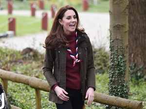 Foto: Kate Middleton Bergaya Modis ala Anak Pramuka