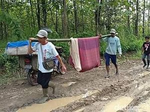 Di Pandeglang Lagi! Ibu Hamil Ditandu 6 Km karena Jalan Rusak Di Pandeglang Lagi! Ibu Hamil Ditandu 6 Km karena Jalan Rusak