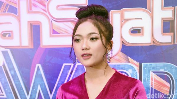Cantik dan Manisnya Marion Jola dengan Busana Pink