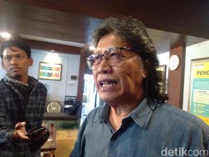 Cak Nun Bicara Golput, Tipe Pemimpin Ideal hingga Pilihan di TPS Cak Nun Bicara Golput, Tipe Pemimpin Ideal hingga Pilihan di TPS