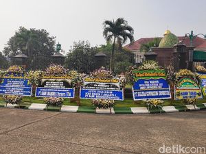 Dian Al Mahri Wafat, Karangan Bunga Berjejer di Halaman Masjid Kubah Emas Dian Al Mahri Wafat, Karangan Bunga Berjejer di Halaman Masjid Kubah Emas