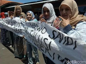 Sambut Neno Warisman, Relawan Bentangkan Spanduk dari Karung Beras Sambut Neno Warisman, Relawan Bentangkan Spanduk dari Karung Beras
