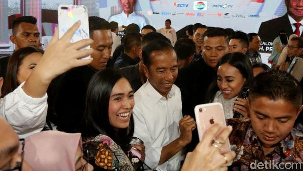 Usai Debat, Giliran Jokowi-Maruf jadi Sasaran Selfie