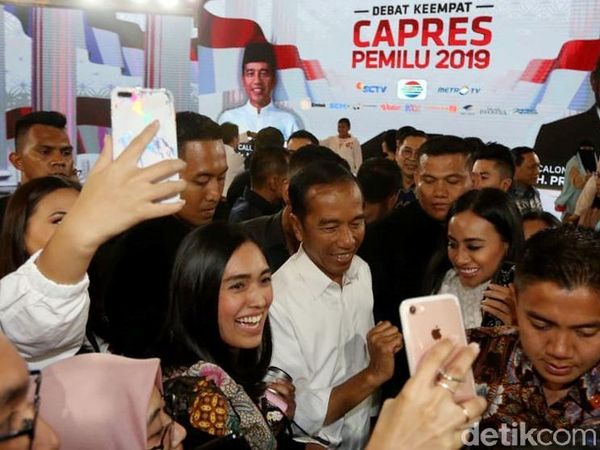 Usai Debat, Giliran Jokowi-Maruf jadi Sasaran Selfie