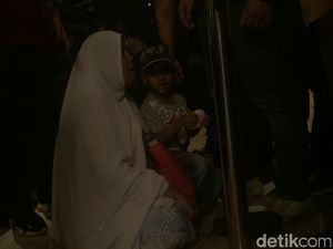 Ingin Bertemu Jokowi, Seorang Ibu Nangis Histeris di Lokasi Debat Ingin Bertemu Jokowi, Seorang Ibu Nangis Histeris di Lokasi Debat