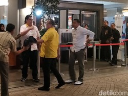 Tiba di Lokasi Debat Capres, Ketum Golkar Pamer Salam Satu Jari