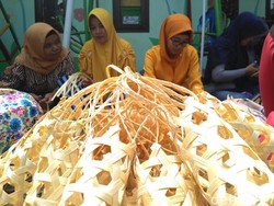 Unik, Sekolah Ini Bayar SPP Cukup Setor Anyaman Bambu