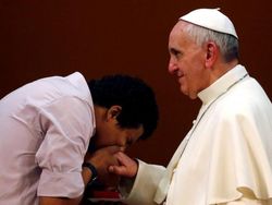 Ketika Tradisi Mencium Cincin Paus Dipersoalkan