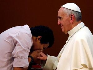 Ketika Tradisi Mencium Cincin Paus Dipersoalkan