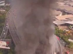 Video Kepulan Asap Hitam di Tol Pluit