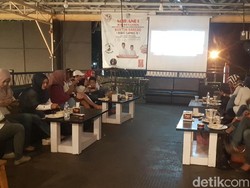 Emak-emak Srikandi Pro-Jokowi di Serang Nobar Sambil Adu Pantun