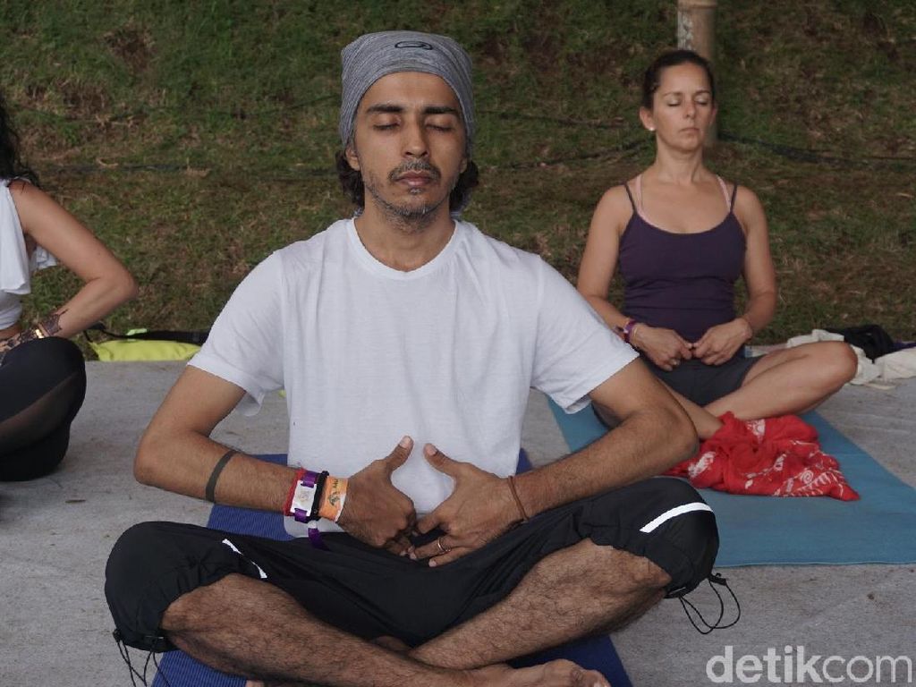 Olahraga Yoga Sempat Dikira Bikin Tahanan di Rusia Jadi Gay Olahraga Yoga Sempat Dikira Bikin Tahanan di Rusia Jadi Gay