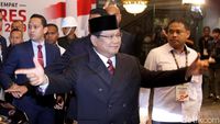 Hormat dan Salam Dua Jari Prabowo Saat Tiba di Arena Debat