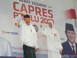 Pakai Hoodie 01, Maruf Amin tiba di Lokasi Debat Keempat Pilpres