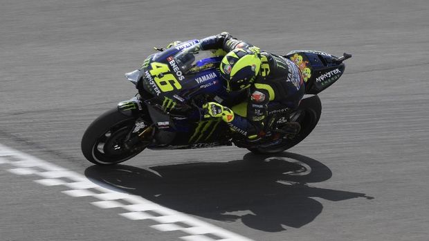 Italy's biker Valentino Rossi rides his Yamaha during the MotoGP free practice of the Argentina Grand Prix at Termas de Rio Hondo circuit, in Santiago del Estero, Argentina on March 29, 2019. (Photo by JUAN MABROMATA / AFP)