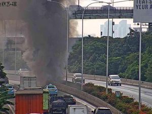 Kebakaran Lapak di Kolong Tol Pluit Padam, Lalin Masih Padat