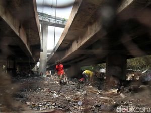 Warga Cari Sisa Barang Usai Kebakaran di Kolong Tol Pluit