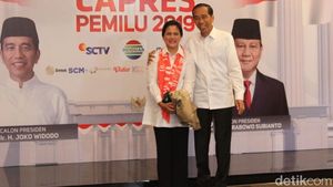Deretan Gaya Iriana Pakai Syal 01 Saat Dampingi Jokowi di Debat Capres
