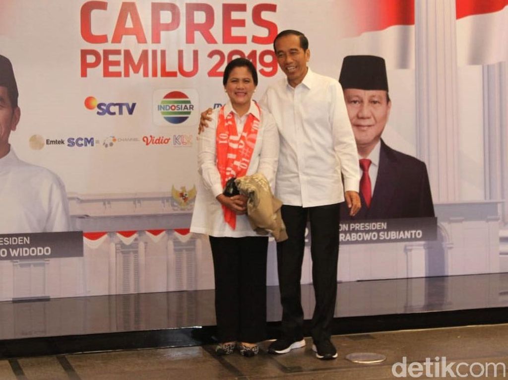 Deretan Gaya Iriana Pakai Syal 01 Saat Dampingi Jokowi di Debat Capres