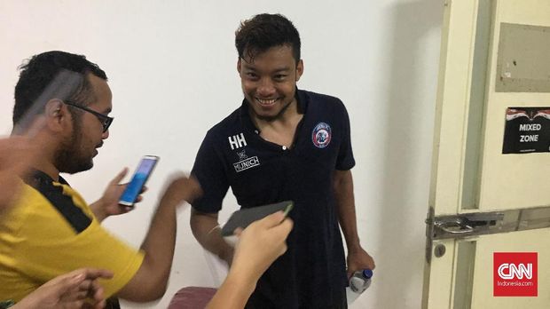 Hamka Hamzah menegur Aremania saat Arema menang atas Bhayangkara FC.