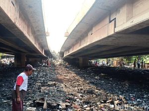 Lapak di Kolong Tol Pluit Terbakar, Nenek Anna Mencari Besi Tersisa Lapak di Kolong Tol Pluit Terbakar, Nenek Anna Mencari Besi Tersisa