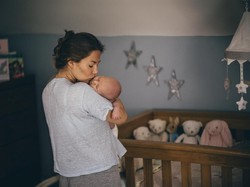 Penjelasan Video Viral Dokter Gendong Bayi yang Bikin Deg-degan