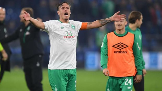 Bremen's German forward Max Kruse celebrates after the German first division Bundesliga football match Schalke 04 v Werder Bremen on October 20, 2018 in Gelsenkirchen. (Photo by Patrik STOLLARZ / AFP) / RESTRICTIONS: DFL REGULATIONS PROHIBIT ANY USE OF PHOTOGRAPHS AS IMAGE SEQUENCES AND/OR QUASI-VIDEO