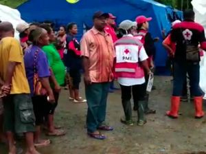 Senyum Lebar Korban Banjir Sentani saat Terima Bantuan PMI