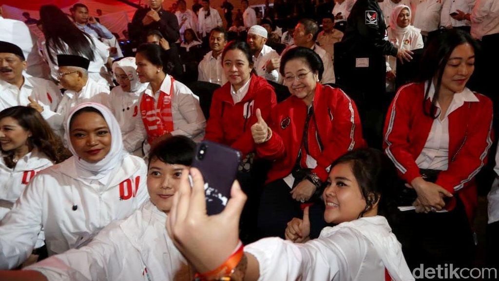 Megawati dan Iriana Jokowi jadi Sasaran Selfie