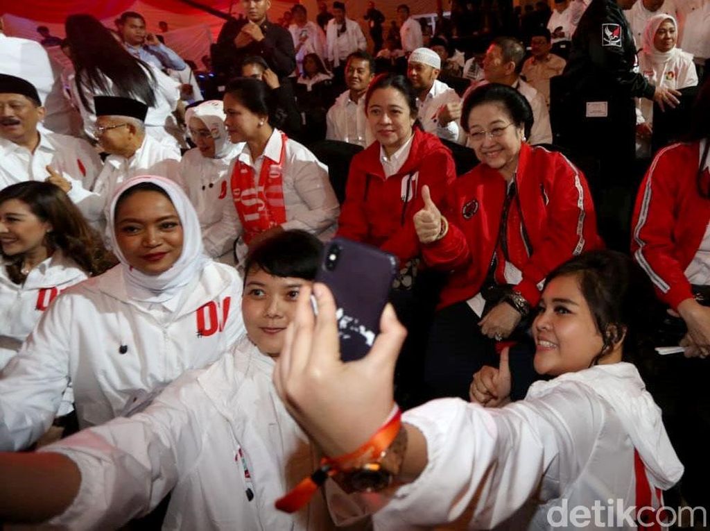 Megawati dan Iriana Jokowi jadi Sasaran Selfie Megawati dan Iriana Jokowi jadi Sasaran Selfie