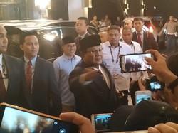 Berjas Hitam, Prabowo Tiba di Lokasi Debat Keempat
