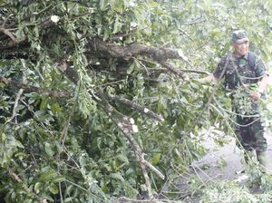 Warga dan TNI Bersihkan Sisa Angin Puting Beliung di Cipongkor