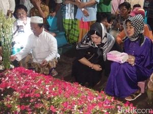 Ayahnya Dimakamkan, Uut Permatasari Terus Menangis di Pusara Ayahnya Dimakamkan, Uut Permatasari Terus Menangis di Pusara